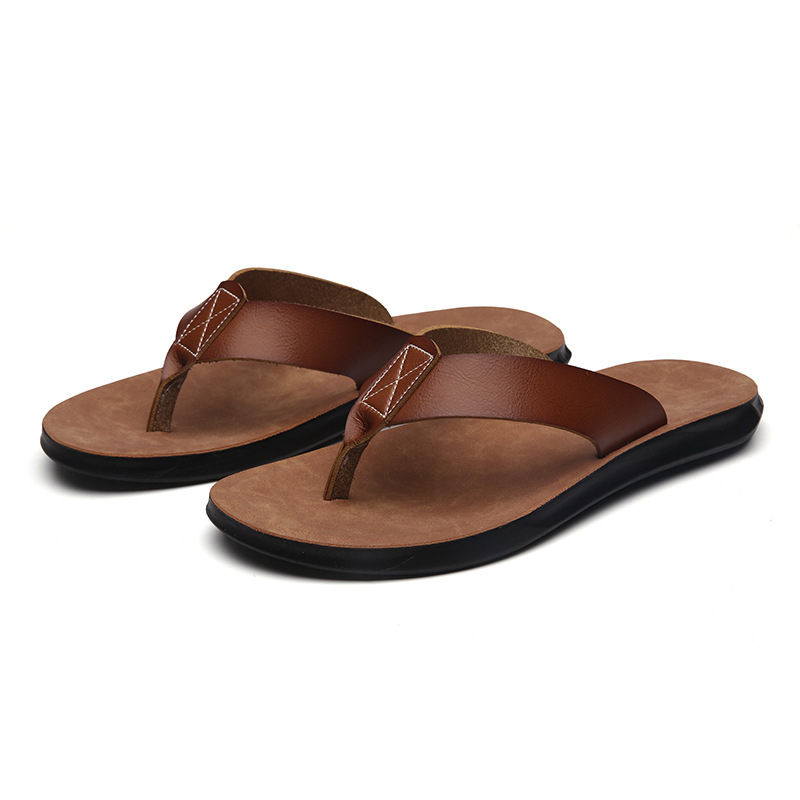 Flip Flop Leather Men - 38-47 新しいイタリアンレザービーチサンダル男性用カジュアルクールビーチサマーシューズホテルスリッパマンライトフラット高級メンズシューズ