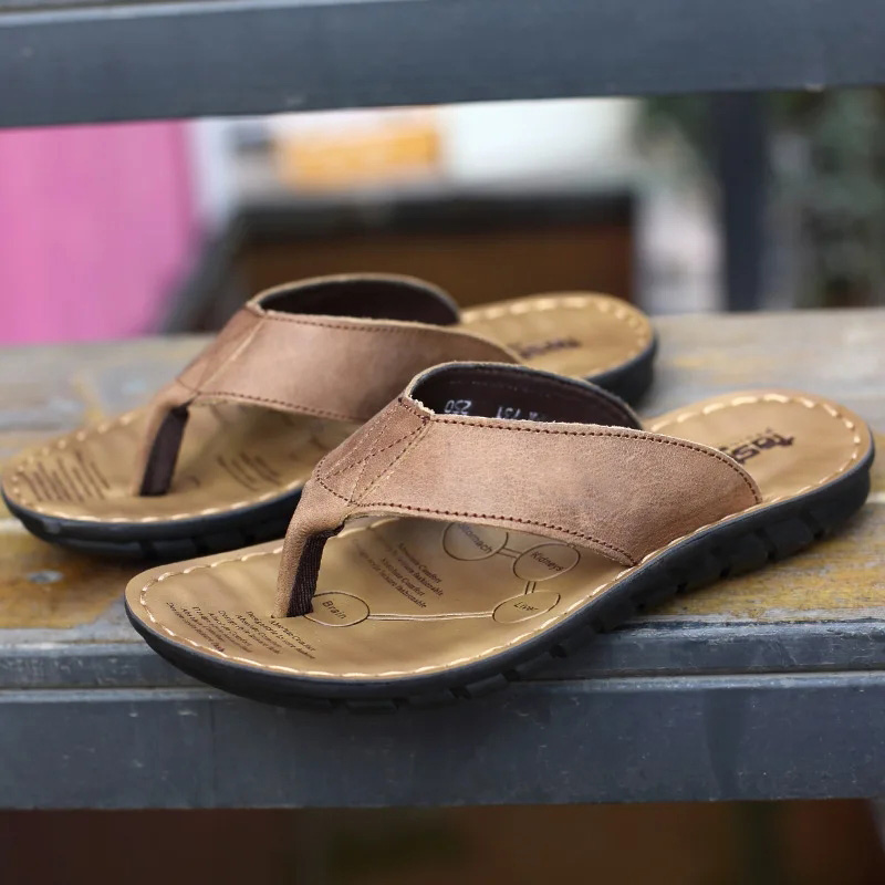 Flip Flop Leather Men - ローマレトロマンスリッパソリッドカラークリップトゥ新しい男性用ホリデービーチコンフォートサンダルカジュアル家庭用滑り止めアウトドアビーチサンダル